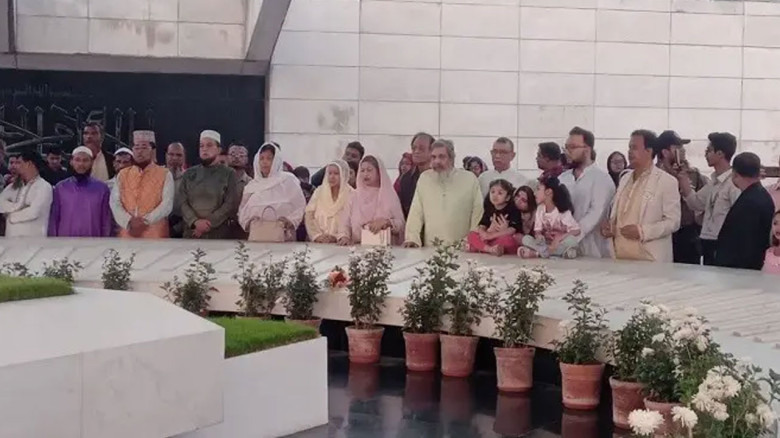 জিয়াউর রহমান ও খালেদা জিয়ার সমাধিতে নবনিযুক্ত চিফ হুইপ ও হুইপদের শ্রদ্ধা