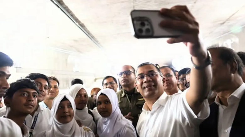 সংসদে প্রধানমন্ত্রী তারেক রহমানের সঙ্গে সেলফি তুলল কুমিল্লার শিক্ষার্থীরা