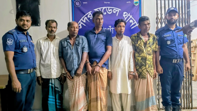 নওগাঁয় ‘শয়তানের নিঃশ্বাস’ চক্রের ৫ প্রতারক গ্রেপ্তার | Naogaon Crime News