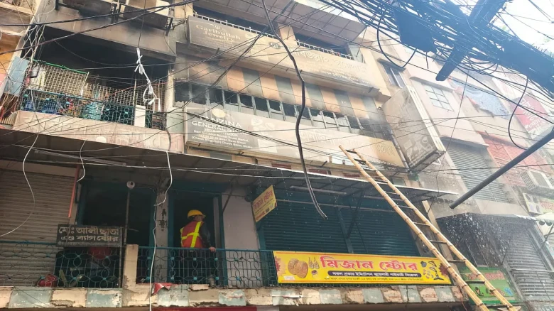 দুই ঘণ্টার লড়াই শেষে নিয়ন্ত্রণে চকবাজারের আগুন, ক্ষতিগ্রস্ত তিনটি গুদাম