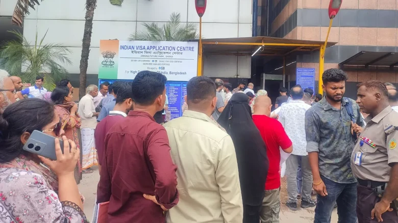 ভারতীয় ভিসাকেন্দ্রে দীর্ঘ সারি, ‘স্লট’ নিয়ে গ্রাহকদের চরম ভোগান্তি
