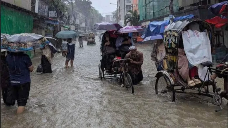চট্টগ্রামে ২৪ ঘণ্টায় রেকর্ড ৩৩১ মিলিমিটার বৃষ্টি: তলিয়ে গেছে নগরী, বন্দরে ৩ নম্বর সংকেত