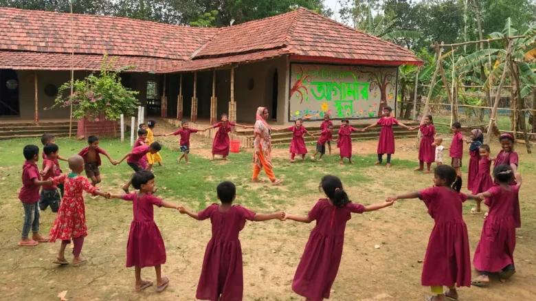 ময়মনসিংহে মাটি-বাঁশের এক ব্যতিক্রমী বিদ্যালয়: শিক্ষাবঞ্চিত গ্রামে তরুণদের উদ্যোগ